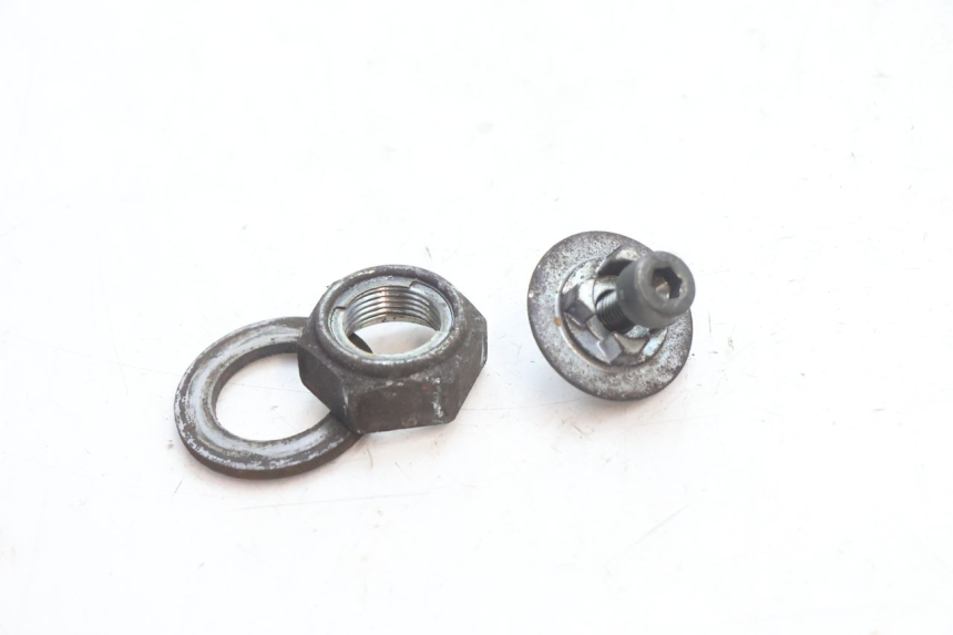 photo de PORCA DO PINHÃO DE SAÍDA DA CAIXA DE VELOCIDADES SUZUKI GSR 600 (2005 - 2012) - Detalhe da peça