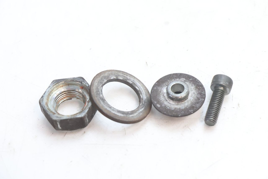 photo de PORCA DO PINHÃO DE SAÍDA DA CAIXA DE VELOCIDADES SUZUKI GSR 600 (2005 - 2012) - Outro ângulo de visão