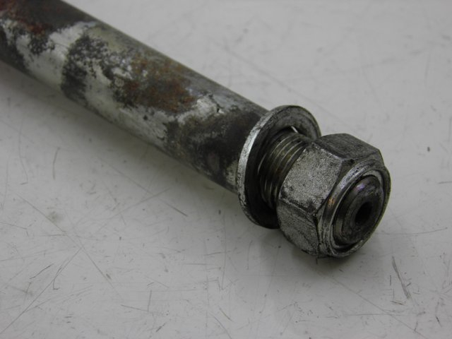 photo de EIXO DO BRAÇO OSCILANTE SUZUKI GSF N BANDIT 600 (1996 - 1999) - Detalhe da peça
