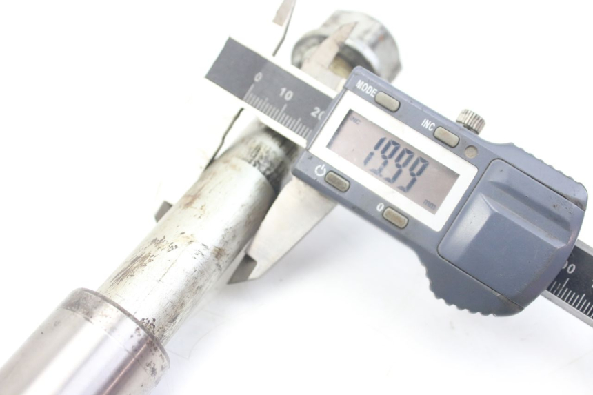 photo de EIXO DO BRAÇO OSCILANTE HONDA VFR FI RC46 800 (1998 - 2001) - Zoom do estado de desgaste