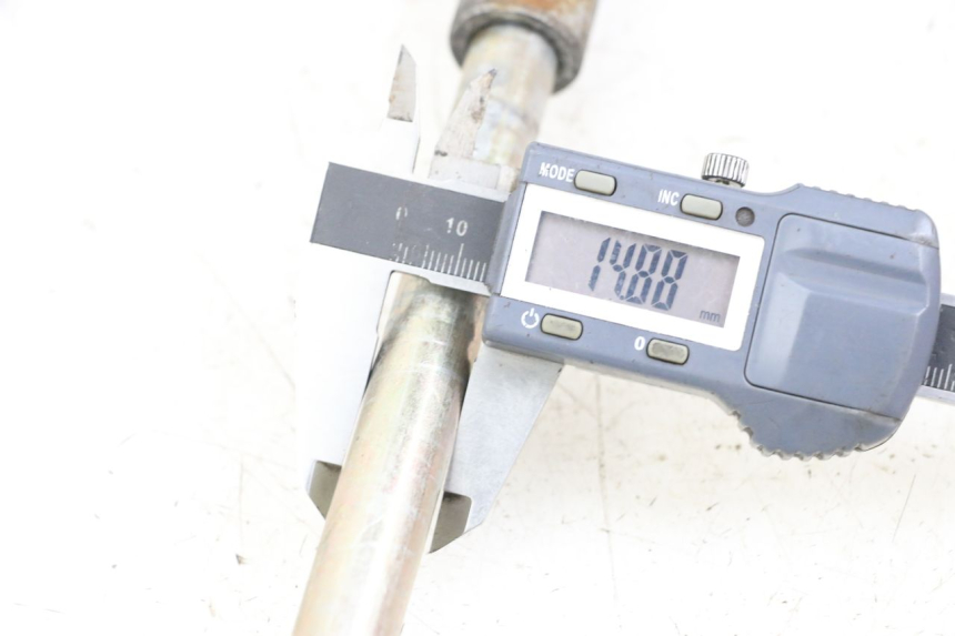 photo de EIXO DA RODA TRASEIRA HYOSUNG GV AQUILA 125 (2000 - 2009) - Detalhe da peça