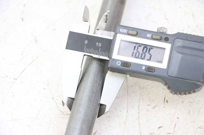 photo de EIXO DA RODA TRASEIRA APRILIA ETX 125 (1998 - 2002) - Detalhe da peça