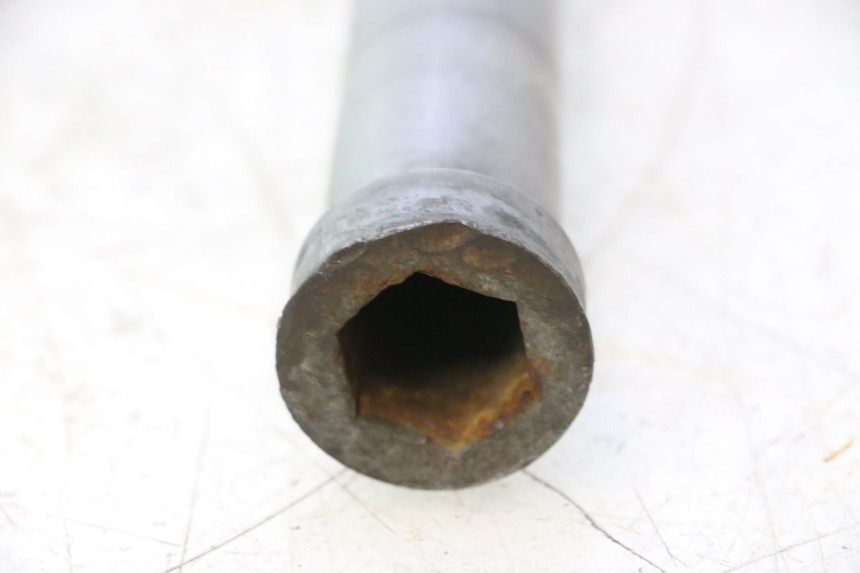 photo de EIXO DA RODA TRASEIRA GILERA GP 800 (2007 - 2013) - Ampliação técnica