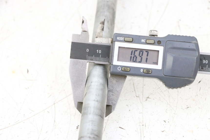 photo de EIXO DA RODA TRASEIRA HONDA NSR R 125 (1994 - 2003) - Detalhe da peça