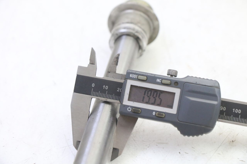 photo de EIXO DA RODA TRASEIRA TRIUMPH SPRINT 900 (1995 - 1998) - Ampliação técnica