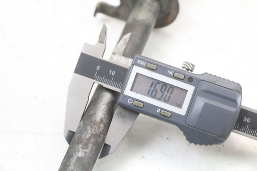 photo de EIXO DA RODA TRASEIRA SUZUKI GS F 500 (2004 - 2007) - Ampliação técnica