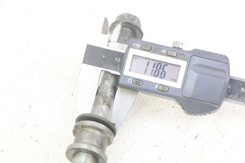 photo de EIXO DA RODA TRASEIRA YAMAHA TTR 125 (2000 - 2020) - Detalhe da peça