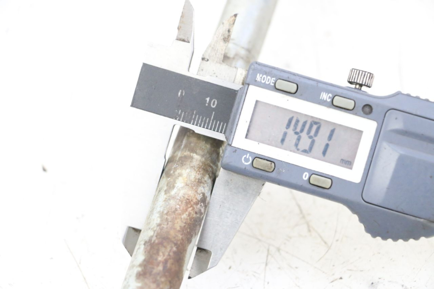 photo de EIXO DA RODA TRASEIRA HYOSUNG XRX 125 (2000 - 2008) - Detalhe da peça