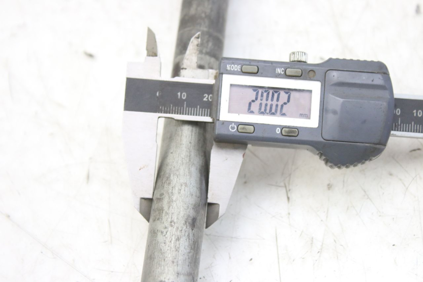 photo de EIXO DA RODA TRASEIRA KAWASAKI ZX-6R ZX6R 600 (1995 - 1997) - Zoom do estado de desgaste