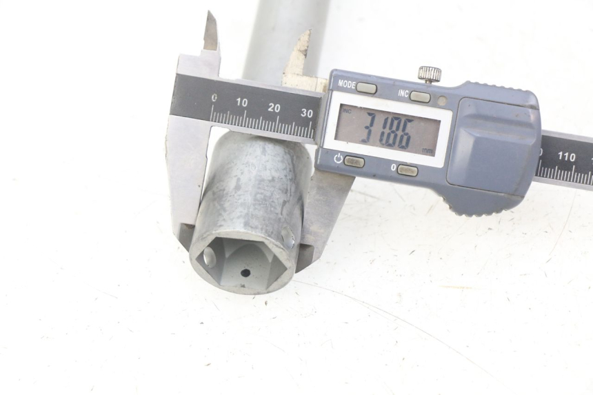 photo de EIXO DA RODA DIANTEIRA HONDA CB R 1000 (2018 - 2023) - Detalhe da peça