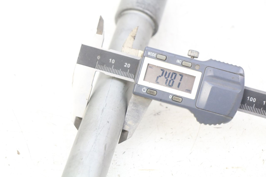 photo de EIXO DA RODA DIANTEIRA HONDA CB R 1000 (2018 - 2023) - Zoom do estado de desgaste