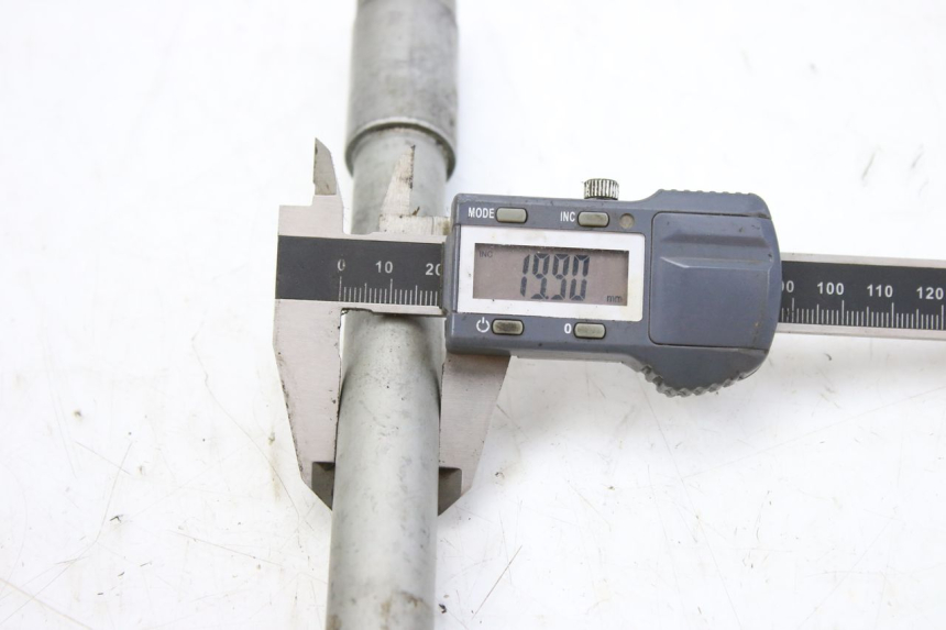 photo de EIXO DA RODA DIANTEIRA HONDA CBF 500 (2004 - 2007) - Pontos de fixação