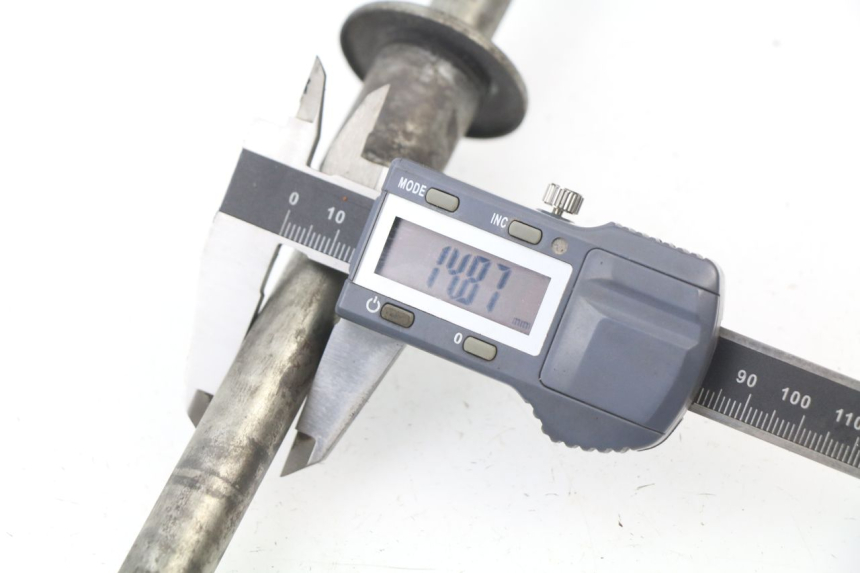photo de EIXO DA RODA DIANTEIRA SUZUKI GSXF GSX F 600 (1988 - 1997) - Zoom do estado de desgaste