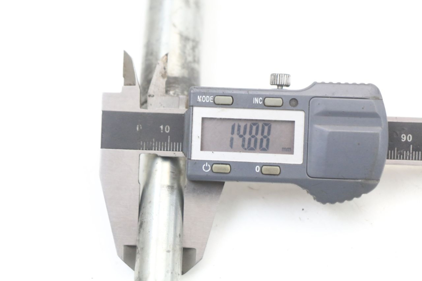 photo de EIXO DA RODA DIANTEIRA SUZUKI GZ MARAUDER 125 (1998 - 2004) - Ampliação técnica
