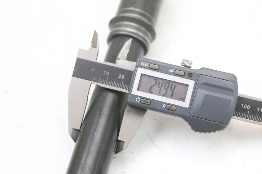 photo de EIXO DA RODA DIANTEIRA MOTO GUZZI NORGE 8V GT 1200 (2011 - 2016) - Ampliação técnica