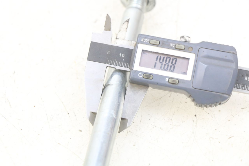 photo de EIXO DA RODA DIANTEIRA YAMASAKI RAPTOR 50 (2013 - 2018) - Detalhe da peça