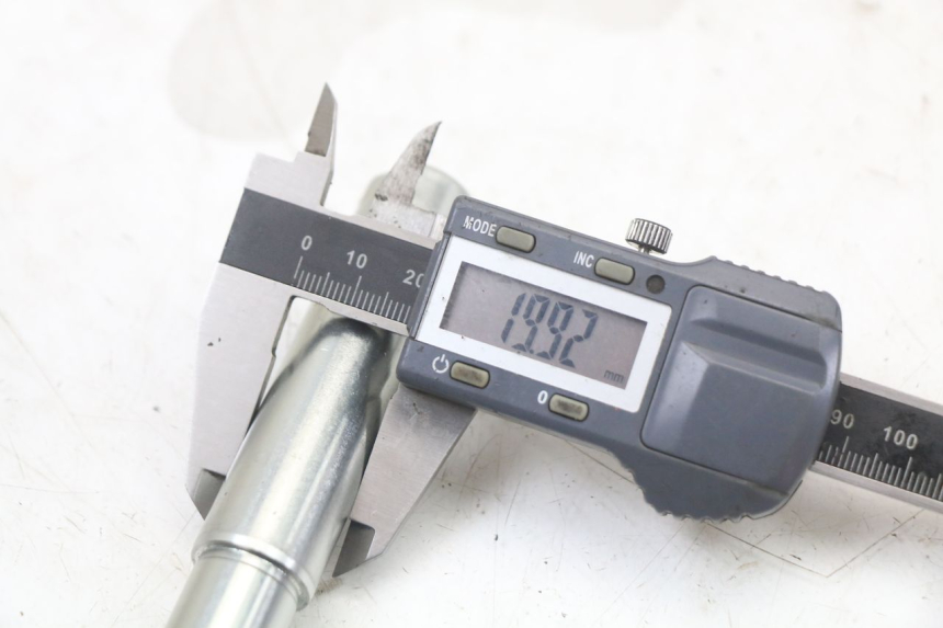 photo de EIXO DA RODA DIANTEIRA ROYAL ENFIELD SCRAM 411 (2022 - 2024) - Ampliação técnica