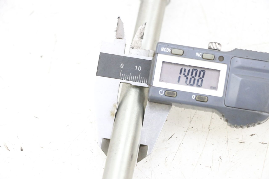 photo de EIXO DA RODA DIANTEIRA PEUGEOT SPEEDFIGHT 4 4T EFI 50 (2021 - 2025) - Zoom do estado de desgaste