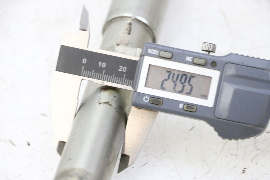 photo de EIXO DA RODA DIANTEIRA TRIUMPH SPRINT 900 (1995 - 1998) - Ampliação técnica