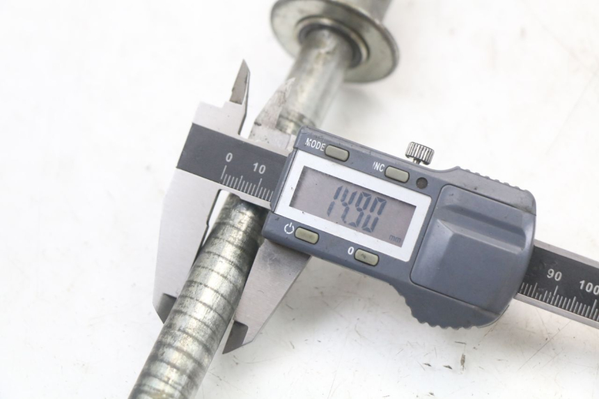 photo de EIXO DA RODA DIANTEIRA SUZUKI GS F 500 (2004 - 2007) - Ampliação técnica
