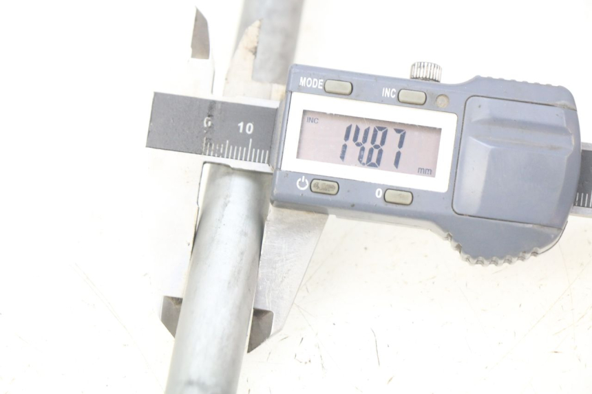 photo de EIXO DA RODA DIANTEIRA APRILIA SXR 50 (2021 - 2023) - Detalhe da peça