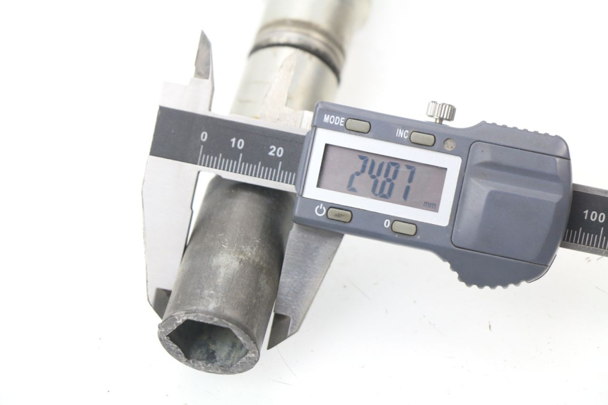 photo de EIXO DA RODA DIANTEIRA YAMAHA YZ 125 (1998 - 2005) - Outro ângulo de visão