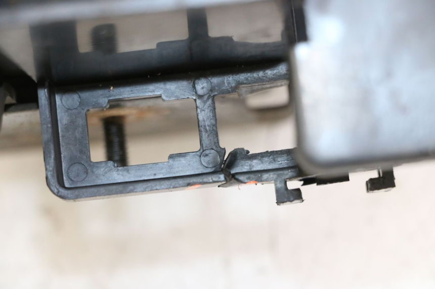 photo de SUPORTE DE BATERIA HONDA VT C2 SHADOW 750 (1997 - 2001) - Detalhe da peça