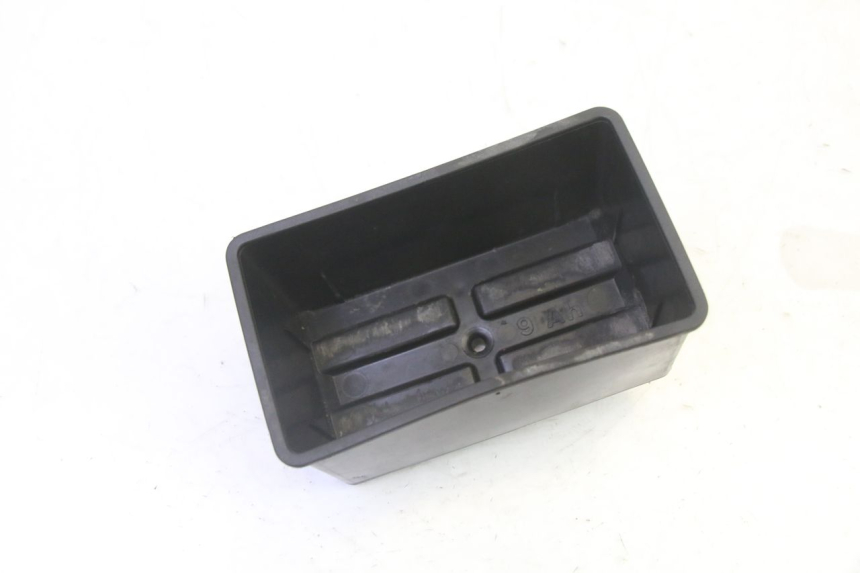 photo de SUPORTE DE BATERIA PIAGGIO LXV 4T 50 (2009 - 2013) - Detalhe da peça