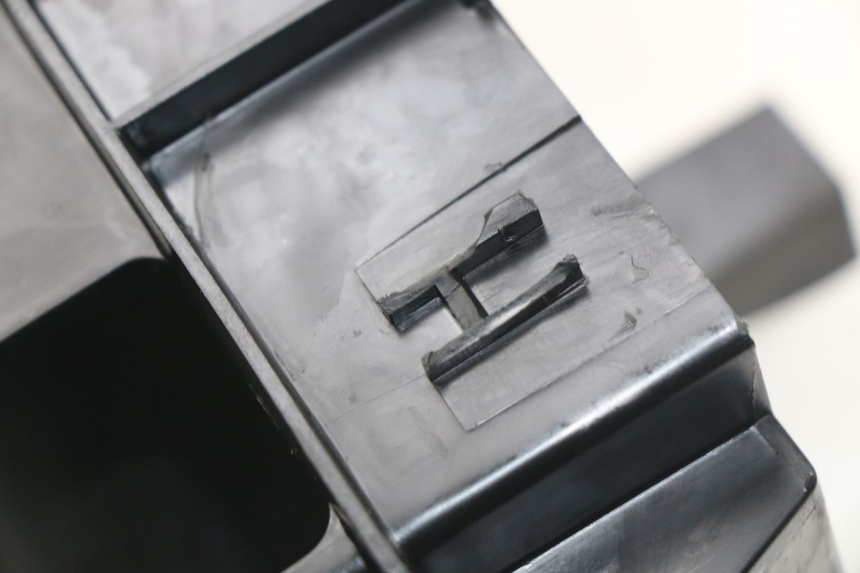 photo de SUPORTE DE BATERIA PEUGEOT SATELIS 125 (2006 - 2009) - Detalhe da peça