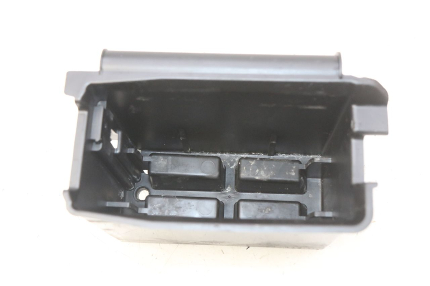 photo de SUPORTE DE BATERIA PIAGGIO VESPA PRIMAVERA 2T 50 (2013 - 2018) - Detalhe da peça
