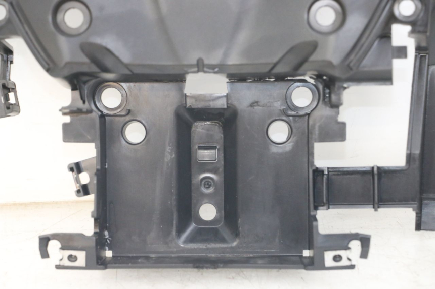 photo de CAIXA DE BATERIA YAMAHA XMAX X-MAX ABS 125 (2017 - 2020) - Detalhes característicos