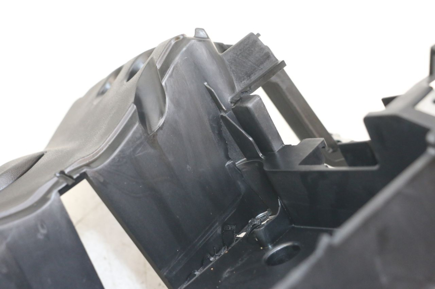 photo de CAIXA DE BATERIA YAMAHA XMAX X-MAX ABS 125 (2017 - 2020) - Zoom do estado de desgaste