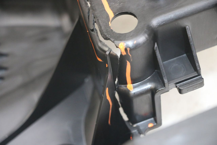 photo de CAIXA DE BATERIA YAMAHA XMAX X-MAX ABS 125 (2017 - 2020) - Outro ângulo de visão