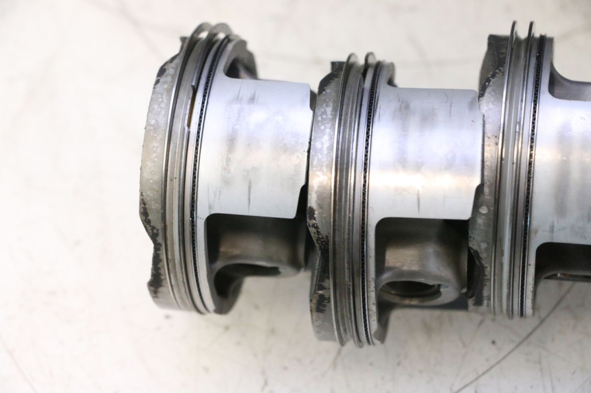 photo de PARTE INFERIOR DO MOTOR YAMAHA YZF R6 600 (2008 - 2009) - Ângulo alternativo