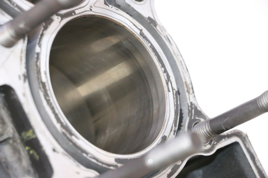 photo de PARTE INFERIOR DO MOTOR YAMAHA YZF R6 600 (2008 - 2009) - Detalhes característicos