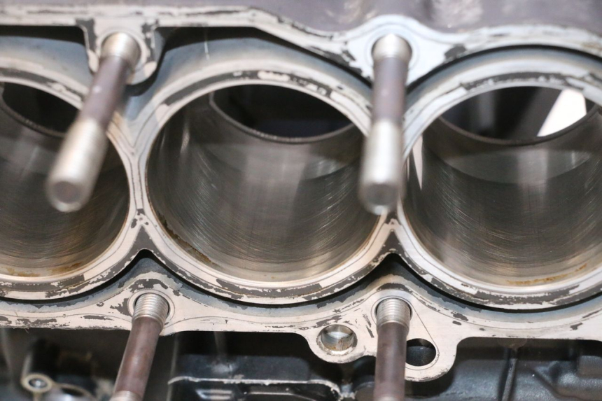 photo de PARTE INFERIOR DO MOTOR YAMAHA YZF R6 600 (2008 - 2009) - Vista de perto