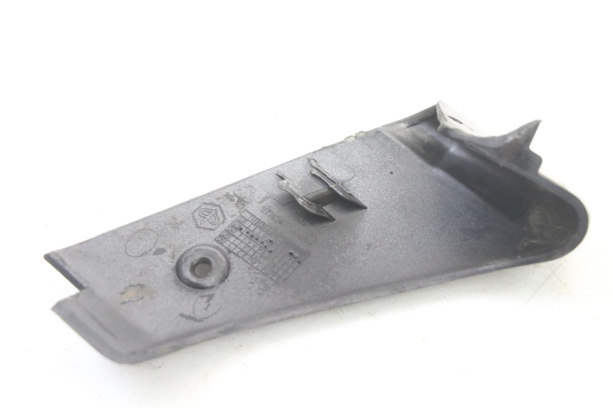 photo de Soleira traseira direita PIAGGIO VESPA GRANTURISMO 125 (2003 - 2007) - Pontos de fixação