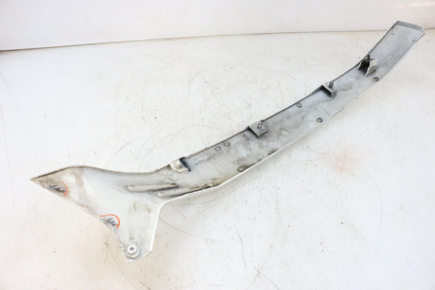 photo de Soleira traseira direita PIAGGIO VESPA GTS SUPER IE 125 (2009 - 2016) - Detalhe da peça
