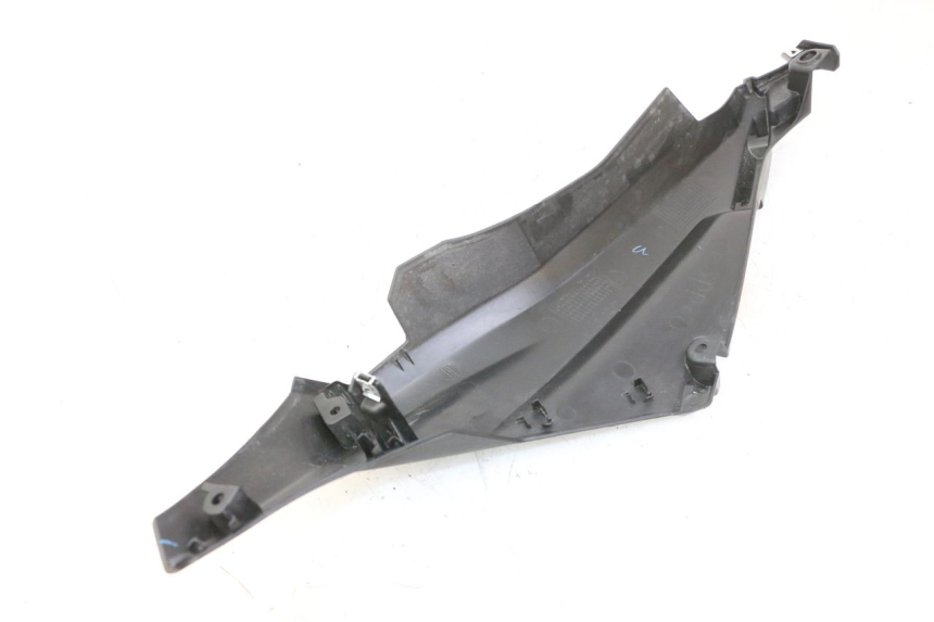 photo de Soleira traseira direita YAMAHA XMAX X-MAX 125 (2021 - 2025) - Zoom do estado de desgaste