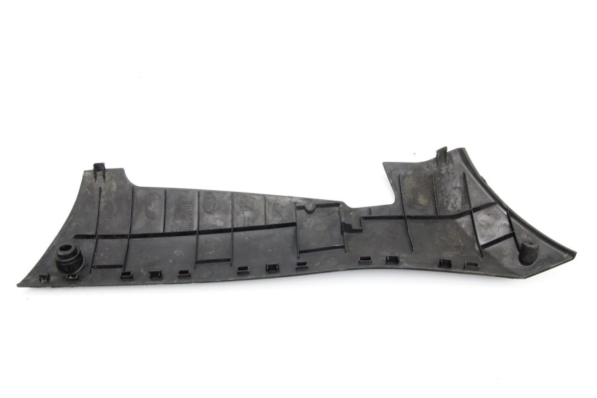 photo de Soleira traseira esquerda PEUGEOT KISBEE 4T 50 (2010 - 2017) - Detalhe da peça