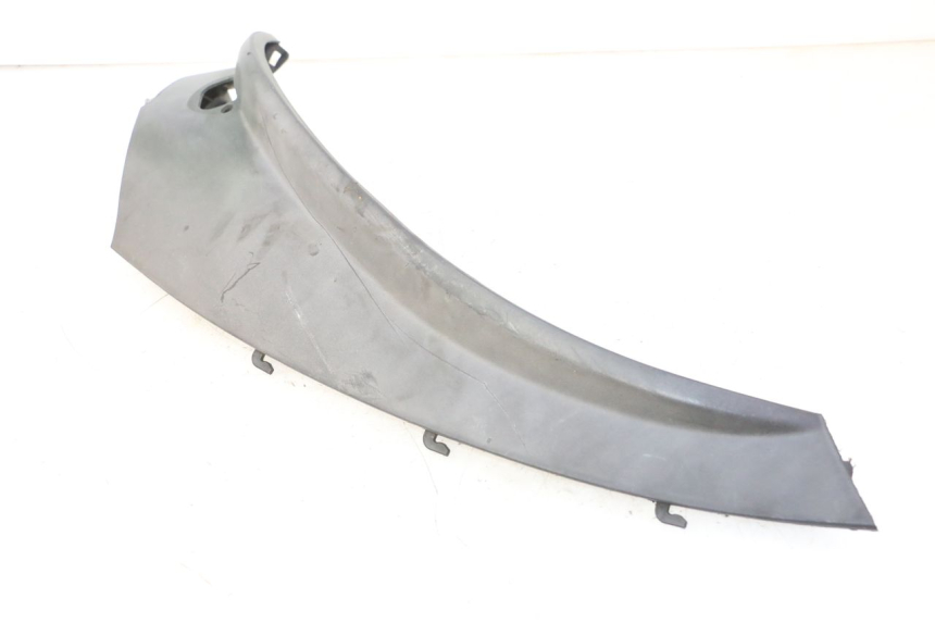 photo de Soleira traseira esquerda PIAGGIO MP3 RL 250 (2006 - 2010) - Detalhe da peça