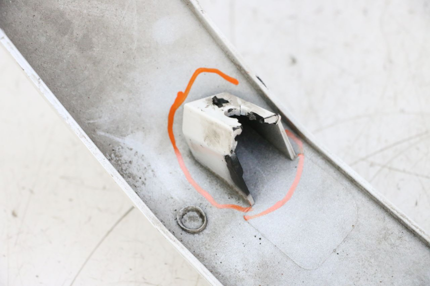 photo de Soleira traseira esquerda PIAGGIO VESPA GTS SUPER IE 125 (2009 - 2016) - Detalhe da peça