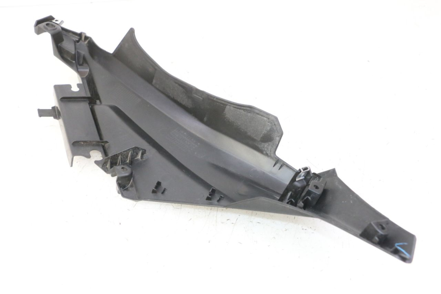 photo de Soleira traseira esquerda YAMAHA XMAX X-MAX 125 (2021 - 2025) - Zoom do estado de desgaste