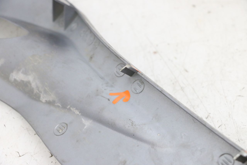 photo de Soleira direita SYM GTS EVO 125 (2009 - 2013) - Zoom do estado de desgaste