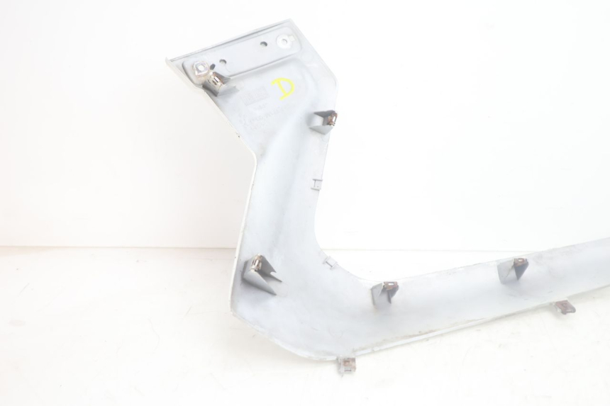 photo de Soleira direita YAMAHA XMAX X-MAX 125 (2006 - 2009) - Estado da superfície