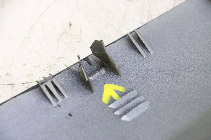 photo de Soleira direita YAMAHA YP MAJESTY 125 (2002 - 2006) - Estado da superfície
