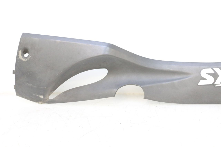 photo de LATERAL ESQUERDO SYM GTS EVO 125 (2009 - 2013) - Detalhe da peça