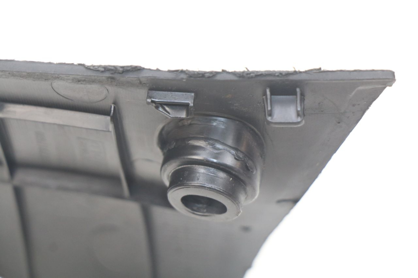 photo de Soleira esquerda PEUGEOT KISBEE 2T 50 (2010 - 2017) - Detalhe da peça
