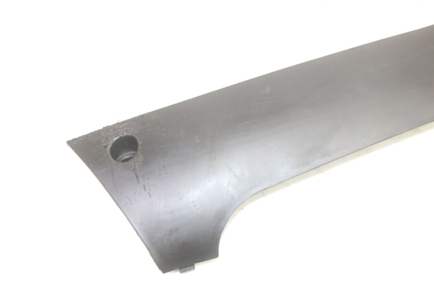 photo de Soleira esquerda PEUGEOT KISBEE 2T 50 (2010 - 2017) - Detalhe da peça