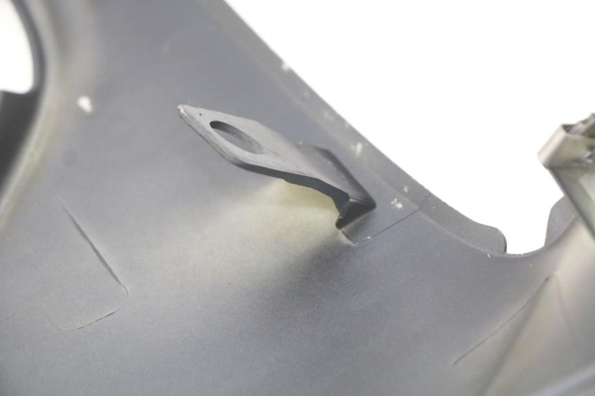 photo de Soleira esquerda APRILIA SXR 50 (2021 - 2023) - Detalhe da peça